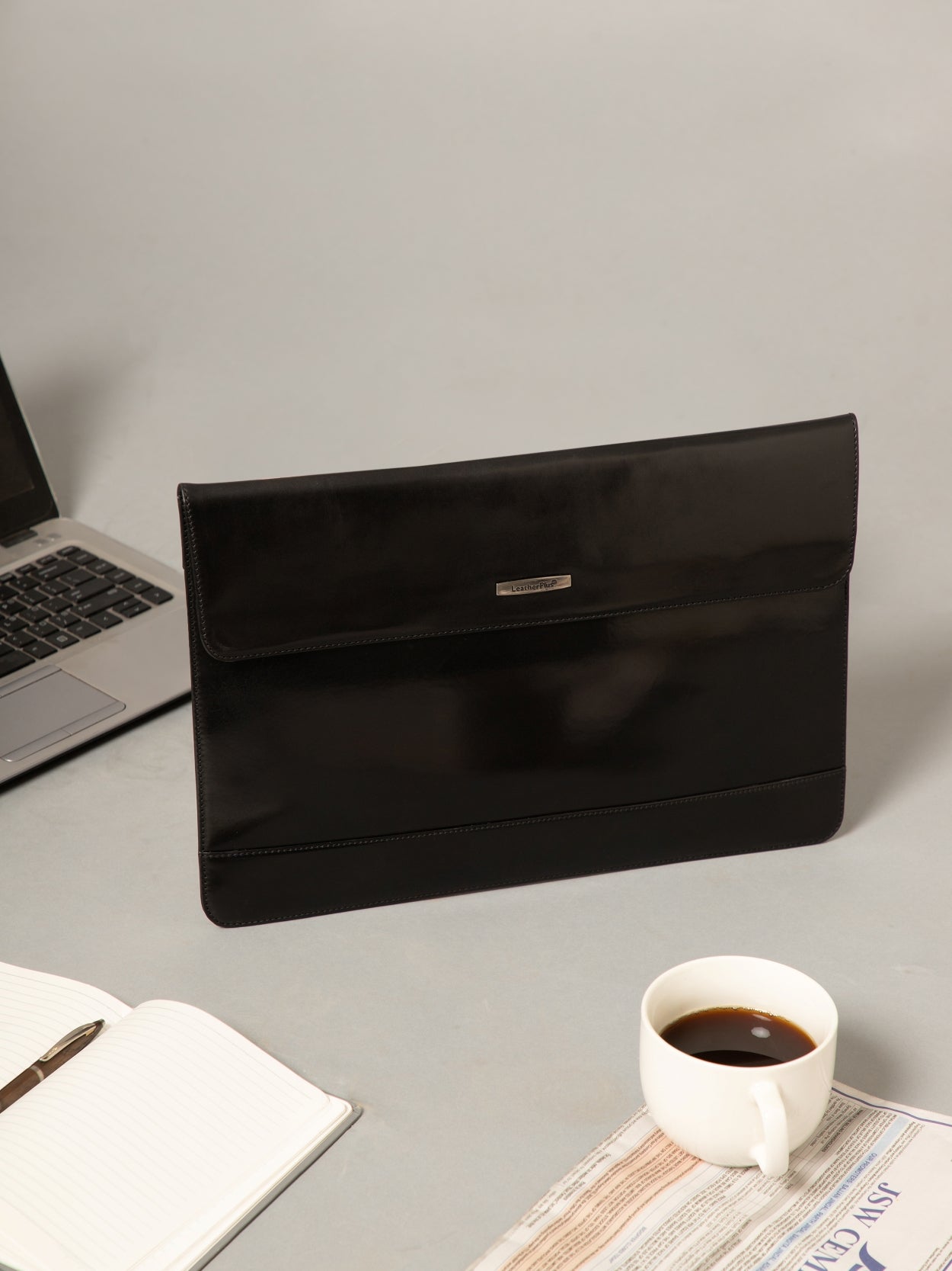The Slender Leather Laptop Sleeve SV16-7005